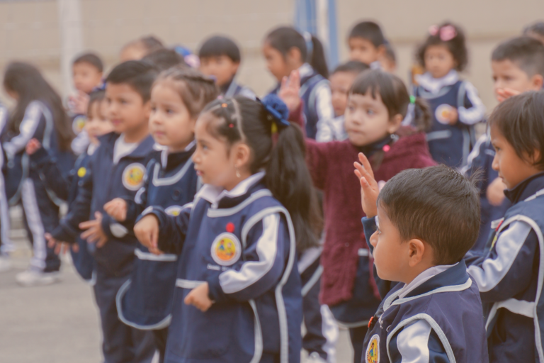 ni&ntilde;os en patio